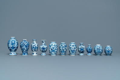 Elf kleine Chinese blauw-witte vazen met floraal decor, Kangxi