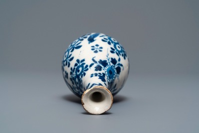 Drie blauw-witte Delftse vaasjes en een chinoiserie kan, 17/18e eeuw