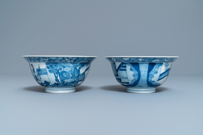 Deux bols de type klapmuts en porcelaine de Chine bleu et blanc, marque et &eacute;poque de Kangxi