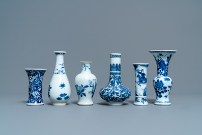 Six petits vases en porcelaine de Chine bleu et blanc, Kangxi