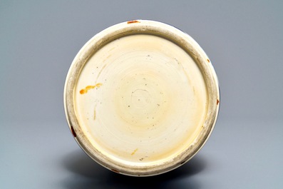 Een Chinese flesvormige vaas met uitsparingen op poederblauwe fond, Kangxi