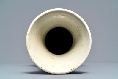 Un vase de forme bouteille en porcelaine de Chine &agrave; fond bleu poudr&eacute;, Kangxi