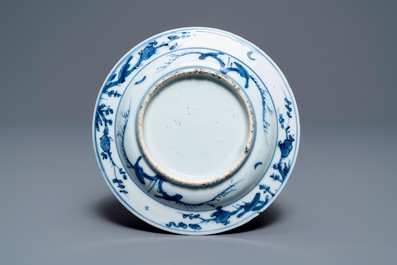 Une coupe en porcelaine de Chine en bleu et blanc &agrave; d&eacute;cor d'un paysage, Wanli