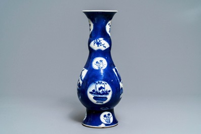 Un vase de forme bouteille en porcelaine de Chine &agrave; fond bleu poudr&eacute;, Kangxi