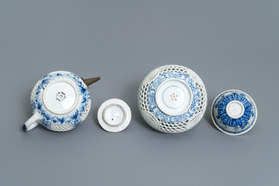 Een Chinese blauw-witte dubbelwandige opengewerkte theepot en twee kommen, Transitie periode