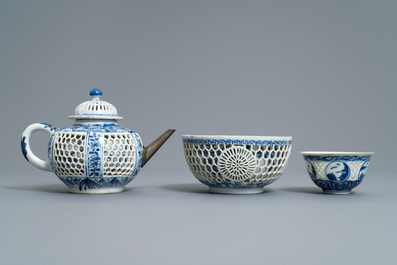 A Chinese blue and white reticulated double-walled teapot and two bowls, Transitional period