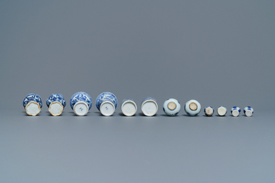 Six paires de vases miniatures en porcelaine de Chine bleu et blanc, Kangxi