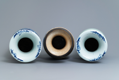 Een paar Chinese blauw-witte celadon vazen en een Nanking craquel&eacute; vaas, 19e eeuw