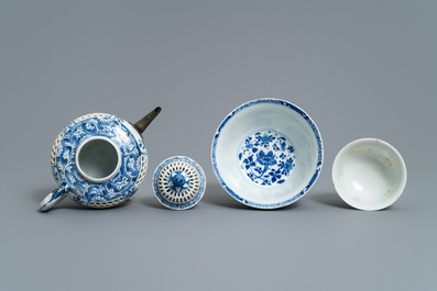 Une th&eacute;i&egrave;re et deux bols ajour&eacute;es &agrave; doubles parois en porcelaine de Chine bleu et blanc, &eacute;poque Transition