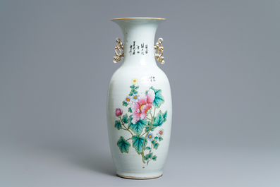 Een Chinese famille rose vaas met tweezijdig decor, 19/20e eeuw