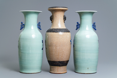 Une paire de vases en porcelaine de Chine bleu et blanc sur fond c&eacute;ladon et un vase dit 'de Nankin', 19&egrave;me