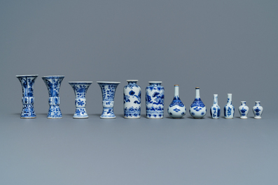 Zes paar Chinese blauw-witte miniatuur vaasjes, Kangxi
