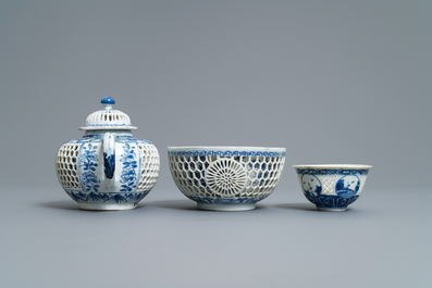 A Chinese blue and white reticulated double-walled teapot and two bowls, Transitional period