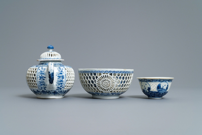 Une th&eacute;i&egrave;re et deux bols ajour&eacute;es &agrave; doubles parois en porcelaine de Chine bleu et blanc, &eacute;poque Transition