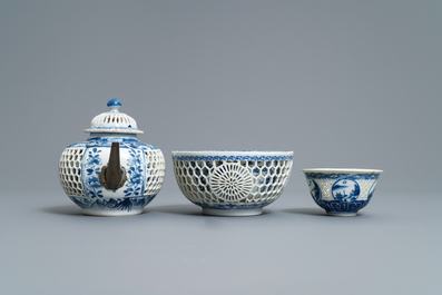 A Chinese blue and white reticulated double-walled teapot and two bowls, Transitional period