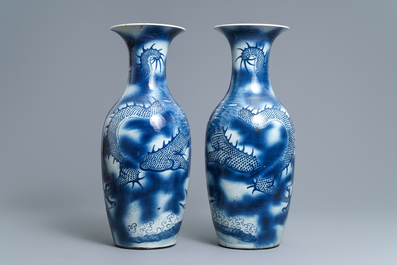 Een paar Chinese blauw-witte vazen met draken en karpers, 19e eeuw