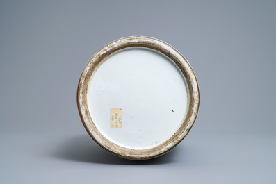Un vase en porcelaine de Chine qianjiang cai, sign&eacute; pour Wang Xing Li, dat&eacute; 1908