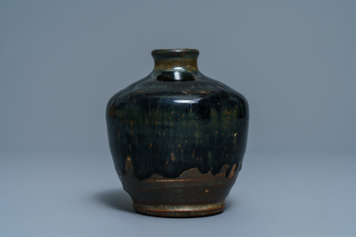 Un vase en gr&egrave;s porcelaineux de type Jian &agrave; &eacute;mail 'fourrure de li&egrave;vre', Song