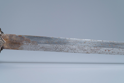 Een Chinees zilveren zwaard met koraal, lapis lazuli en turkoois ingelegd, 19e eeuw