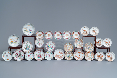 Een collectie van 26 Chinese famille rose koppen en 28 schotels, Yongzheng/Qianlong
