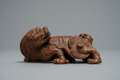 Een Chinese gestoken houten groep van een kylin met jong, 19/20e eeuw