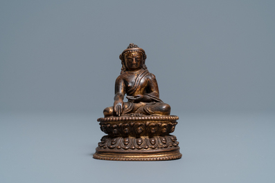 Een Sino-Tibetaanse verguld bronzen figuur van Boeddha, 16/17e eeuw