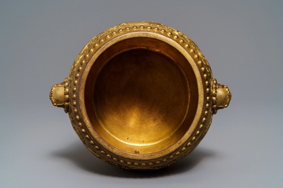 Un br&ucirc;le-parfum tripod en bronze dor&eacute;, marque de Qianlong, 19/20&egrave;me