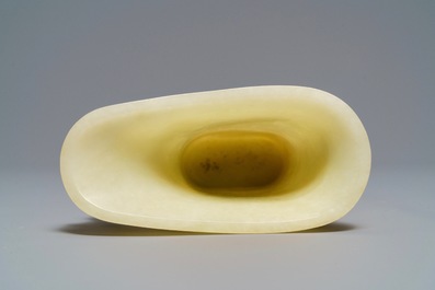 A Chinese yellow jade rhyton cup, 19/20th C.
