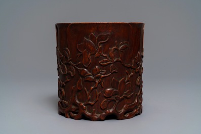 Een Chinese houten penselenbeker met magnoliadecor, wellicht Qing