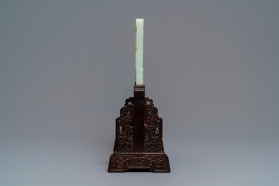 Un &eacute;cran de table en jade c&eacute;ladon p&acirc;le et bois sculpt&eacute;, Chine, 19/20&egrave;me