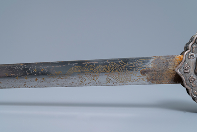 Un sabre chinois en argent incrust&eacute; de corail, lapis lazuli et turquoise, 19&egrave;me