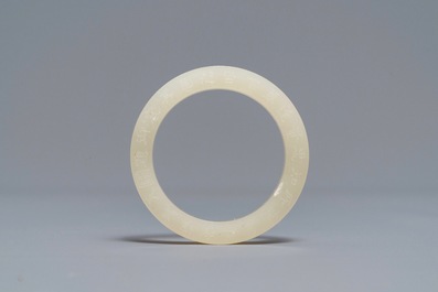 Un anneau avec inscription en jade blanc, Chine, 19/20&egrave;me