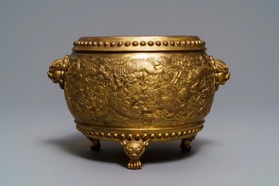 Un br&ucirc;le-parfum tripod en bronze dor&eacute;, marque de Qianlong, 19/20&egrave;me