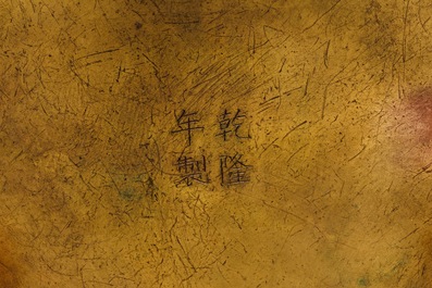 Een Chinese verguld bronzen wierookbrander met tempelleeuwen, Qianlong merk, 19/20e eeuw