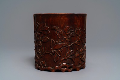 Un pot &agrave; pinceaux en bois sculpt&eacute; &agrave; d&eacute;cor de magnolias, prob. Qing