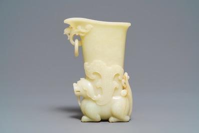 Een Chinese rituele 'rhyton' beker in gele jade, 19/20e eeuw