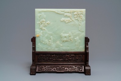 Un &eacute;cran de table en jade c&eacute;ladon p&acirc;le et bois sculpt&eacute;, Chine, 19/20&egrave;me