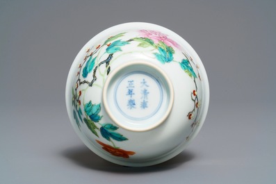 Un bol en porcelaine de Chine famille rose &agrave; d&eacute;cor floral, marque de Yongzheng, 19/20&egrave;me