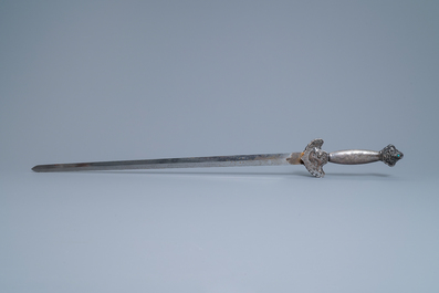 Un sabre chinois en argent incrust&eacute; de corail, lapis lazuli et turquoise, 19&egrave;me