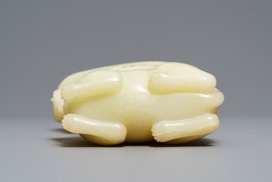 Een Chinese rituele 'rhyton' beker in gele jade, 19/20e eeuw