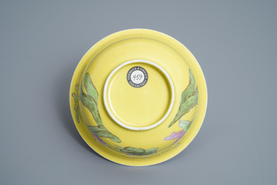 Un bol en porcelaine de Chine &agrave; fond jaune et rouge rubis, Yongzheng