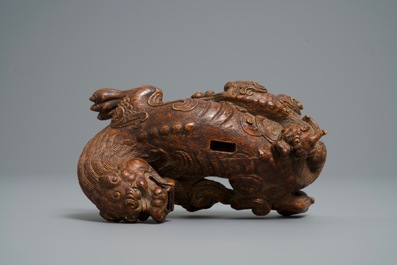 Een Chinese gestoken houten groep van een kylin met jong, 19/20e eeuw