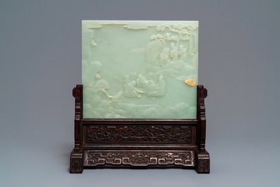 Un &eacute;cran de table en jade c&eacute;ladon p&acirc;le et bois sculpt&eacute;, Chine, 19/20&egrave;me