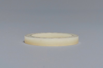 Un anneau avec inscription en jade blanc, Chine, 19/20&egrave;me