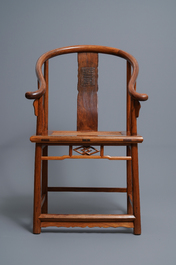 Een paar Chinese huanghuali houten stoelen, Republiek, 20e eeuw