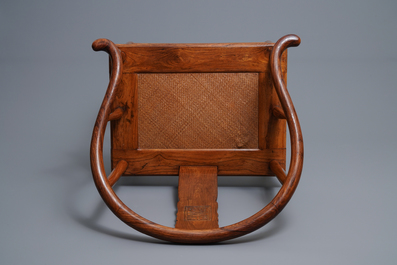 Een paar Chinese huanghuali houten stoelen, Republiek, 20e eeuw