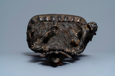 Een grote Chinese bronzen groep van Guanyin op een draak, wellicht Ming