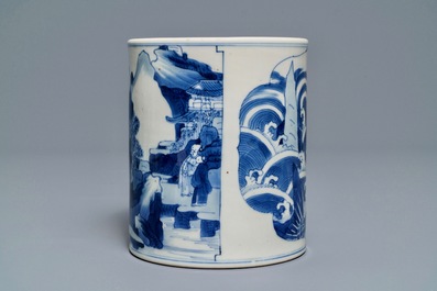 Een Chinese blauw-witte 'bitong' penselenbeker met een karper, Kangxi