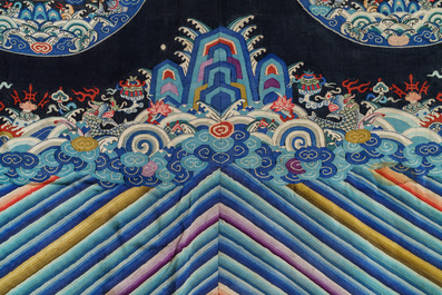 Deux panneux de forme rectangulaire en soie brod&eacute;e et peinte, Chine, 19/20&egrave;me