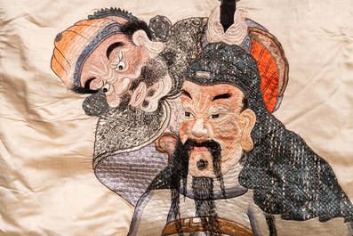 Een Chinees zijden borduurwerk met twee figuren uit 'De Roman van de Drie Koninkrijken', 19e eeuw